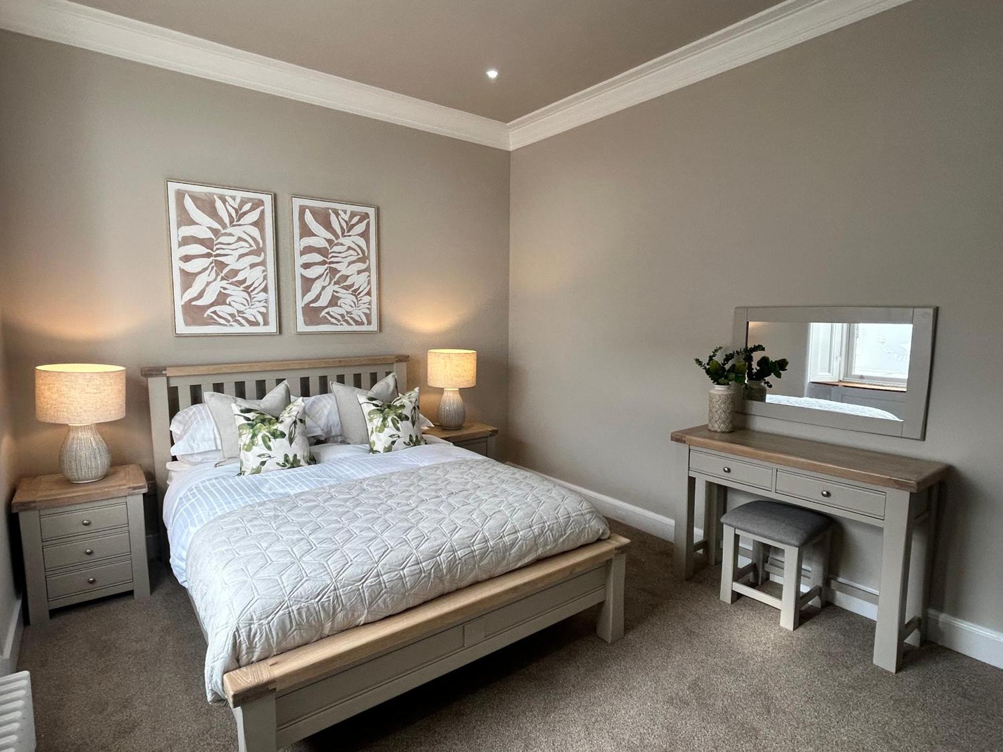 Crookston Hotel, Glasgow